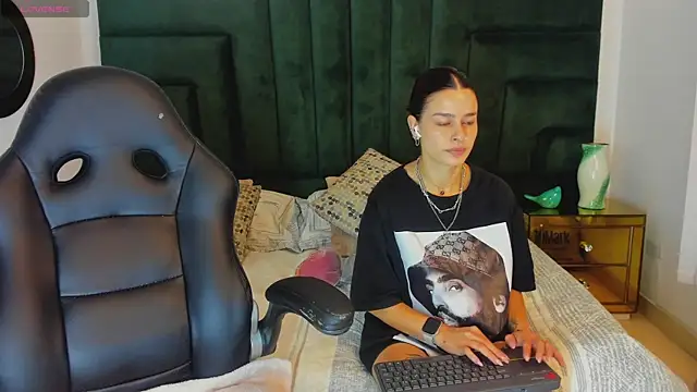 Snapshot of valerieMattson chatting on October 31, 3:02 pm valerieMattson online show from October 31, 3:02 pm