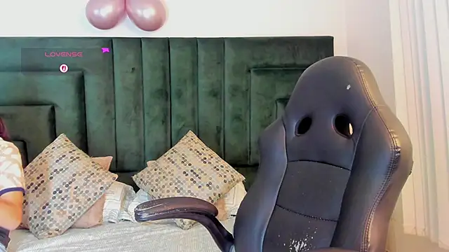 Snapshot of valerieMattson chatting on December 15, 5:28 pm valerieMattson online show from December 15, 5:28 pm