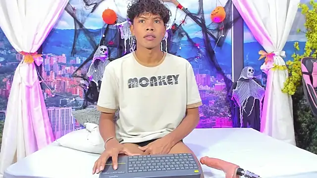 Snapshot of MilthonDelis chatting on October 28, 5:00 am MilthonDelis online show from October 28, 5:00 am