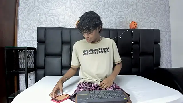 Snapshot of MilthonDelis chatting on October 31, 11:39 pm MilthonDelis online show from October 31, 11:39 pm