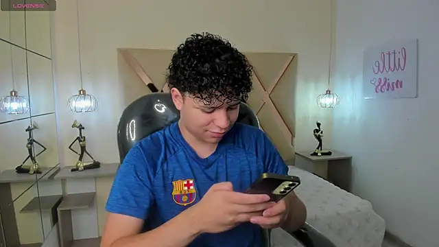 Snapshot of BenjaminBottonn chatting on October 6, 7:44 pm BenjaminBottonn online show from October 6, 7:44 pm