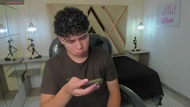 Snapshot of BenjaminBottonn chatting on October 7, 7:44 pm BenjaminBottonn online show from October 7, 7:44 pm