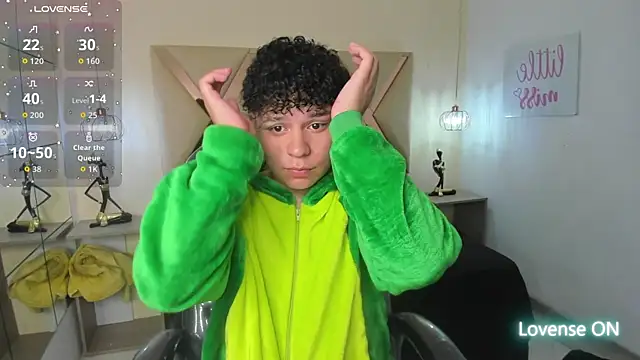 Snapshot of BenjaminBottonn chatting on October 8, 7:55 pm BenjaminBottonn online show from October 8, 7:55 pm