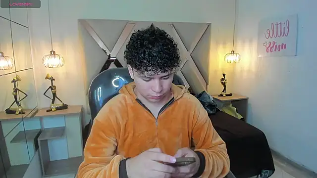 Snapshot of BenjaminBottonn chatting on October 9, 7:45 pm BenjaminBottonn online show from October 9, 7:45 pm