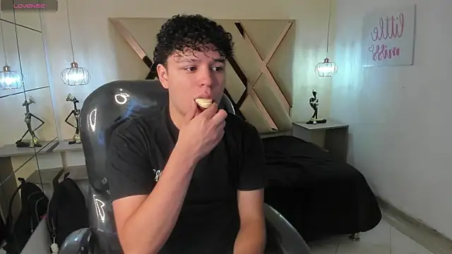 Snapshot of BenjaminBottonn chatting on October 11, 7:45 pm BenjaminBottonn online show from October 11, 7:45 pm