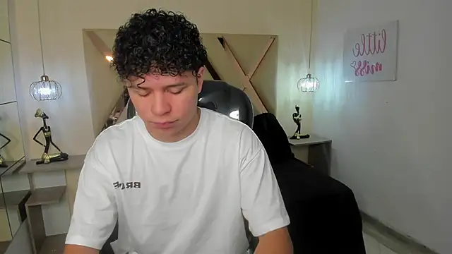 Snapshot of BenjaminBottonn chatting on October 12, 7:46 pm BenjaminBottonn online show from October 12, 7:46 pm