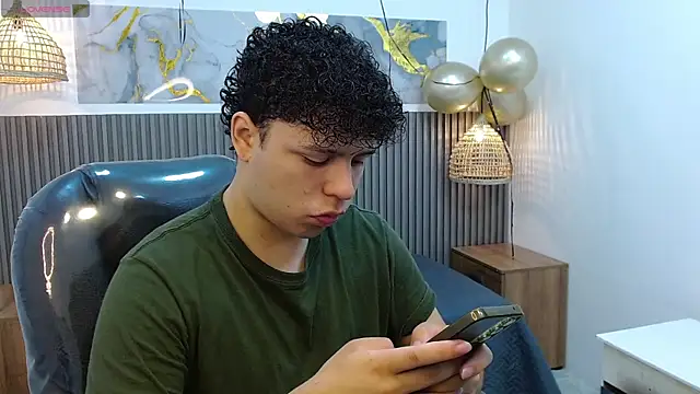 Snapshot of BenjaminBottonn chatting on October 14, 8:20 pm BenjaminBottonn online show from October 14, 8:20 pm