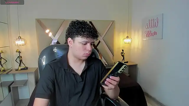 Snapshot of BenjaminBottonn chatting on October 15, 7:47 pm BenjaminBottonn online show from October 15, 7:47 pm