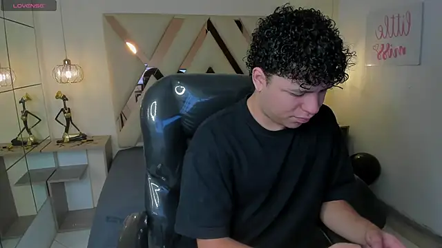 Snapshot of BenjaminBottonn chatting on October 20, 7:58 pm BenjaminBottonn online show from October 20, 7:58 pm