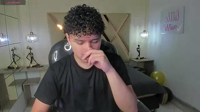 Snapshot of BenjaminBottonn chatting on October 23, 7:34 pm BenjaminBottonn online show from October 23, 7:34 pm