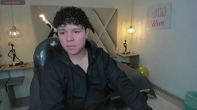 Snapshot of BenjaminBottonn chatting on October 24, 8:27 pm BenjaminBottonn online show from October 24, 8:27 pm