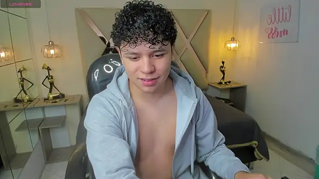 Snapshot of BenjaminBottonn chatting on October 25, 8:14 pm BenjaminBottonn online show from October 25, 8:14 pm