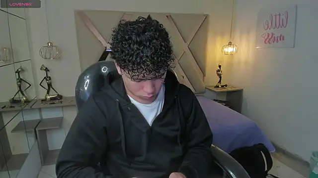 Snapshot of BenjaminBottonn chatting on October 28, 8:11 pm BenjaminBottonn online show from October 28, 8:11 pm