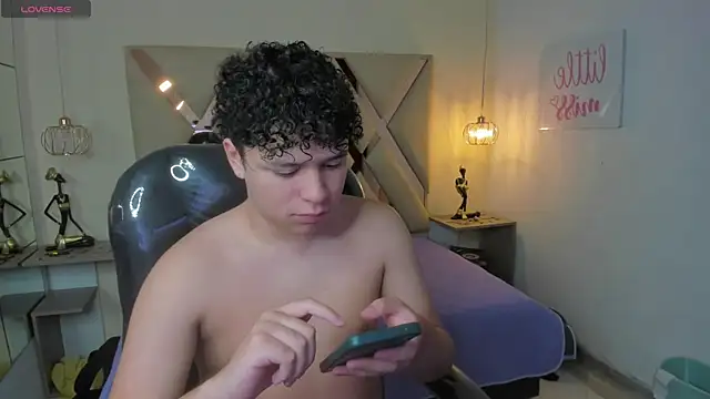 Snapshot of BenjaminBottonn chatting on October 29, 8:32 pm BenjaminBottonn online show from October 29, 8:32 pm