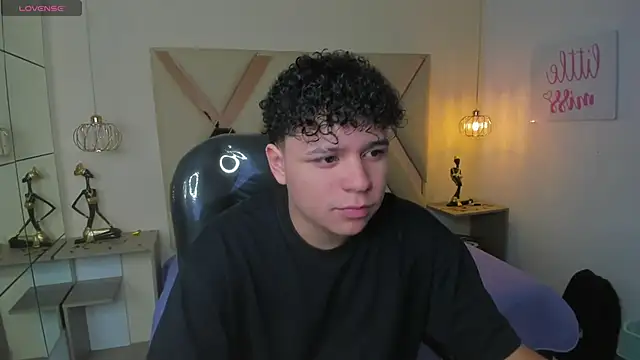 Snapshot of BenjaminBottonn chatting on October 30, 7:58 pm BenjaminBottonn online show from October 30, 7:58 pm