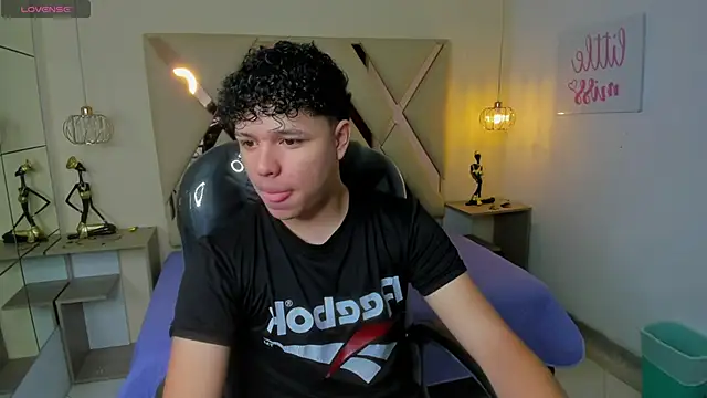 Snapshot of BenjaminBottonn chatting on October 31, 7:48 pm BenjaminBottonn online show from October 31, 7:48 pm