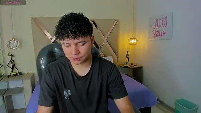 Snapshot of BenjaminBottonn chatting on November 2, 7:38 pm BenjaminBottonn online show from November 2, 7:38 pm