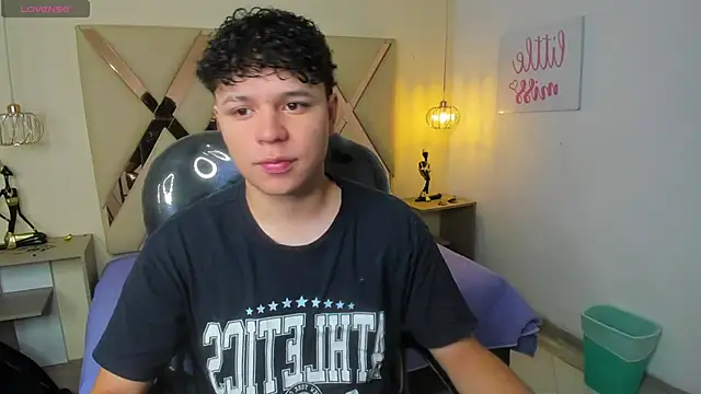 Snapshot of BenjaminBottonn chatting on November 3, 7:48 pm BenjaminBottonn online show from November 3, 7:48 pm