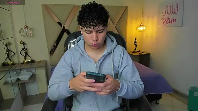 Snapshot of BenjaminBottonn chatting on November 5, 8:20 pm BenjaminBottonn online show from November 5, 8:20 pm