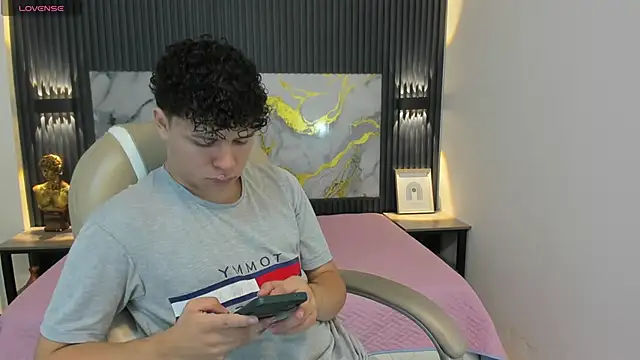 Snapshot of BenjaminBottonn chatting on November 6, 7:59 pm BenjaminBottonn online show from November 6, 7:59 pm