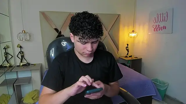 Snapshot of BenjaminBottonn chatting on November 7, 8:09 pm BenjaminBottonn online show from November 7, 8:09 pm