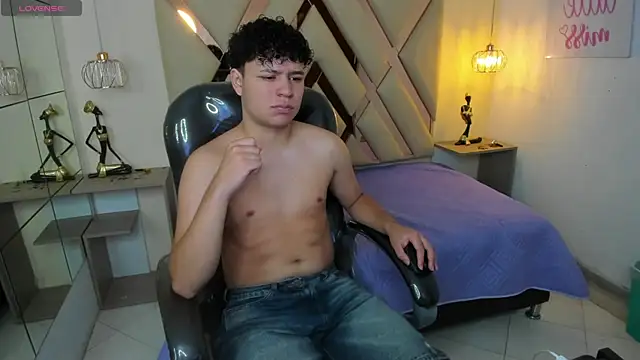 Snapshot of BenjaminBottonn chatting on November 8, 9:24 pm BenjaminBottonn online show from November 8, 9:24 pm