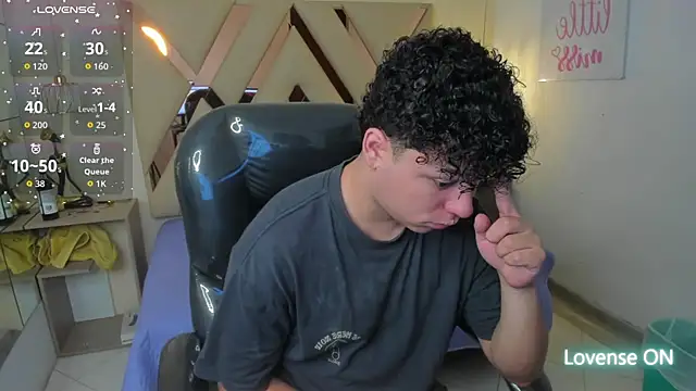 Snapshot of BenjaminBottonn chatting on November 9, 7:56 pm BenjaminBottonn online show from November 9, 7:56 pm