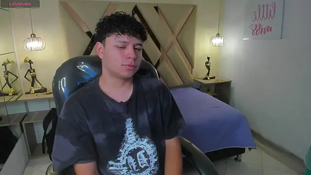 Snapshot of BenjaminBottonn chatting on November 12, 8:08 pm BenjaminBottonn online show from November 12, 8:08 pm