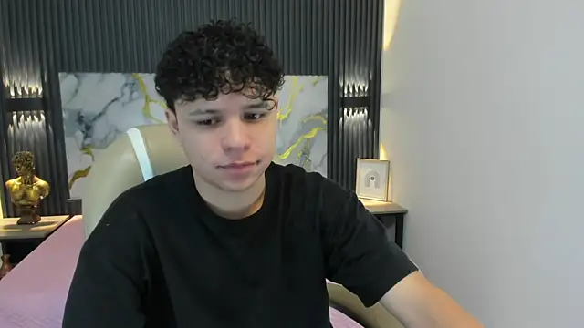 Snapshot of BenjaminBottonn chatting on November 13, 7:02 pm BenjaminBottonn online show from November 13, 7:02 pm