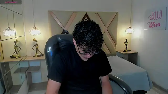 Snapshot of BenjaminBottonn chatting on November 16, 7:52 pm BenjaminBottonn online show from November 16, 7:52 pm