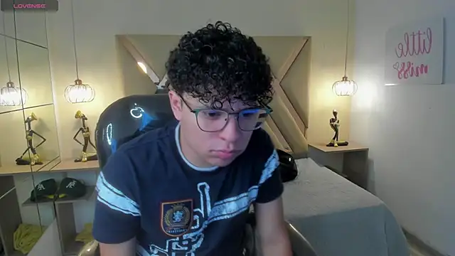 Snapshot of BenjaminBottonn chatting on November 17, 8:14 pm BenjaminBottonn online show from November 17, 8:14 pm