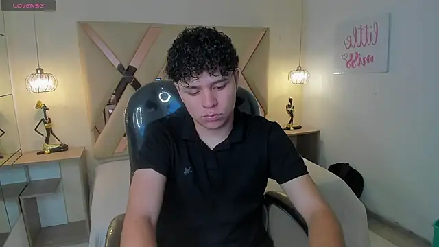 Snapshot of BenjaminBottonn chatting on November 19, 7:47 pm BenjaminBottonn online show from November 19, 7:47 pm