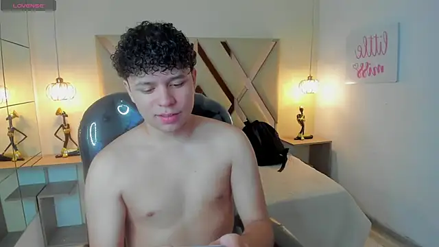 Snapshot of BenjaminBottonn chatting on November 20, 7:46 pm BenjaminBottonn online show from November 20, 7:46 pm