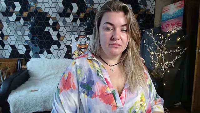 Snapshot of NikaSkylink chatting on February 25, 5:17 am NikaSkylink online show from February 25, 5:17 am