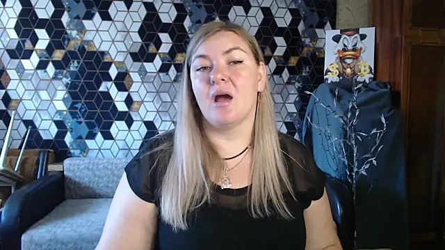 Snapshot of NikaSkylink chatting on April 6, 5:30 am NikaSkylink online show from April 6, 5:30 am