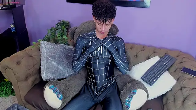 Snapshot of JoseLucian chatting on October 30, 8:42 pm JoseLucian online show from October 30, 8:42 pm