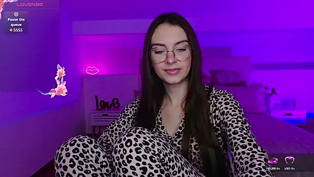 Snapshot of Real_cutie1 chatting on October 21, 9:26 pm Real cutie1 online show from October 21, 9:26 pm