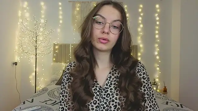 Snapshot of Real_cutie1 chatting on December 17, 1:28 pm Real cutie1 online show from December 17, 1:28 pm