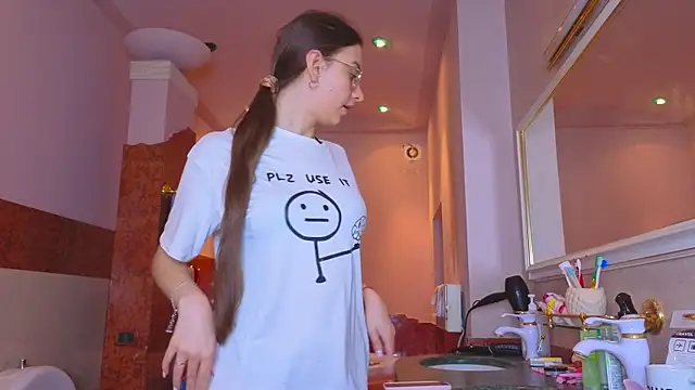 Snapshot of Real_cutie1 chatting on December 18, 1:50 pm Real cutie1 online show from December 18, 1:50 pm