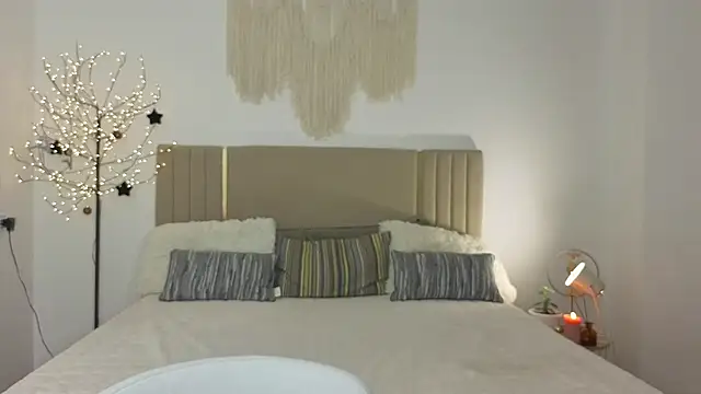 Snapshot of Real_cutie1 chatting on February 11, 2:00 pm Real cutie1 online show from February 11, 2:00 pm