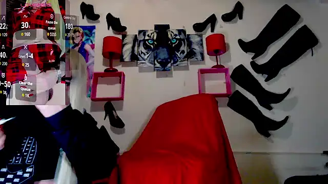 Snapshot of blondehot5v chatting on October 10, 12:15 pm blondehot5v online show from October 10, 12:15 pm