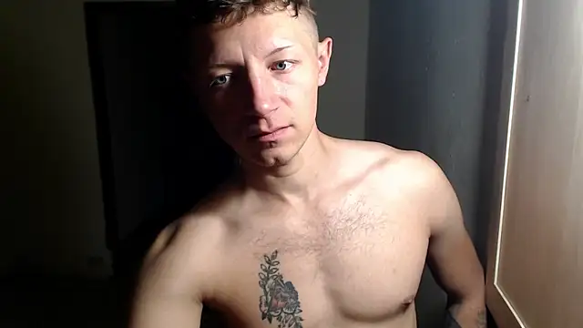 Snapshot of BlondZilla chatting on April 19, 4:01 am BlondZilla online show from April 19, 4:01 am