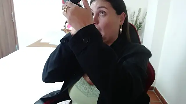 Snapshot of Secret_Bella chatting on October 10, 11:42 am Secret Bella online show from October 10, 11:42 am