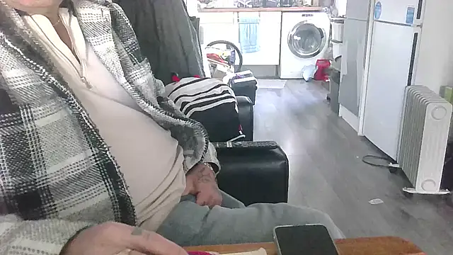 Snapshot of hefin18 chatting on January 24, 1:57 pm hefin18 online show from January 24, 1:57 pm