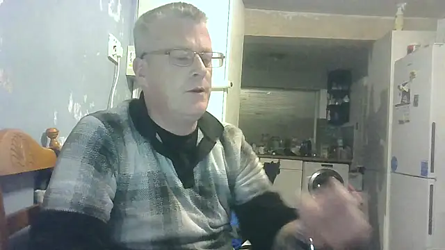 Snapshot of hefin18 chatting on February 5, 7:51 pm hefin18 online show from February 5, 7:51 pm