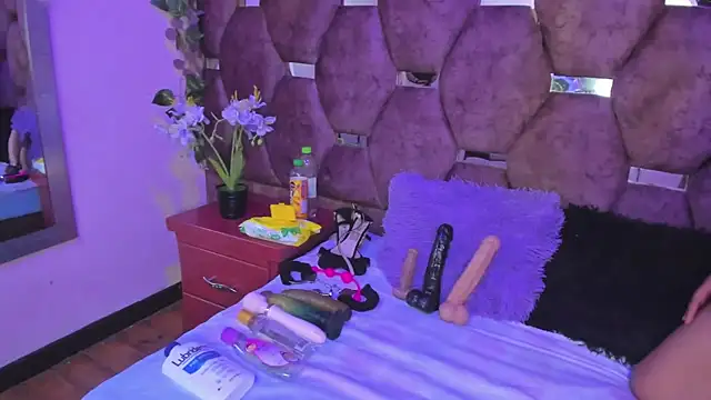 Snapshot of Thiana_Taylor chatting on November 29, 12:19 pm Thiana Taylor online show from November 29, 12:19 pm