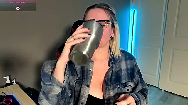 Snapshot of Charlies_world chatting on October 25, 5:19 pm Charlies world online show from October 25, 5:19 pm