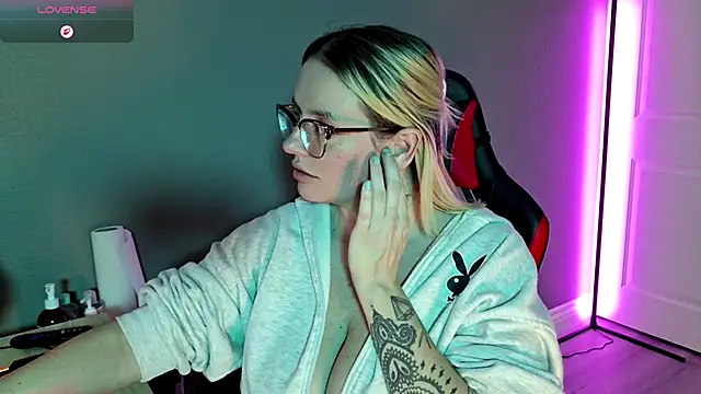 Snapshot of Charlies_world chatting on November 6, 9:26 pm Charlies world online show from November 6, 9:26 pm