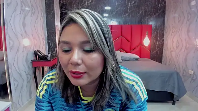Snapshot of LatinaHoleQueen chatting on June 17, 3:35 pm LatinaHoleQueen online show from June 17, 3:35 pm