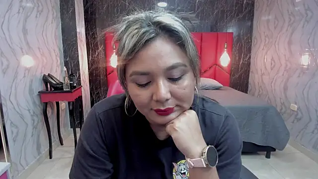 Snapshot of LatinaHoleQueen chatting on June 19, 3:27 pm LatinaHoleQueen online show from June 19, 3:27 pm